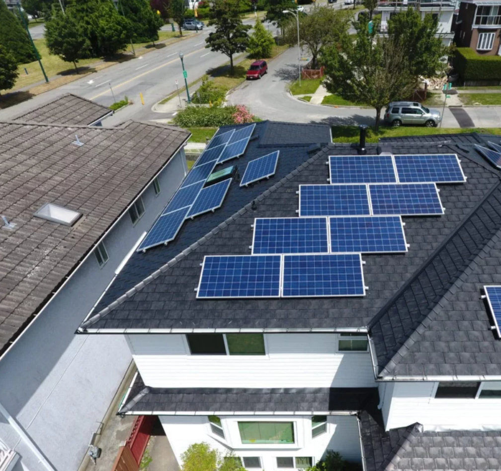 Painéis fotovoltaicos instalados em telhados residenciais para autoconsumo de energia solar em Portugal.